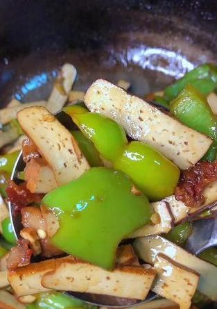 简单易学的青椒牛肉炒豆干的做法（让你快速掌握的家常菜，牛肉和豆干的完美搭配）-第3张图片-美味行家