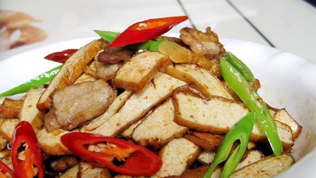 简单易学的青椒牛肉炒豆干的做法（让你快速掌握的家常菜，牛肉和豆干的完美搭配）-第2张图片-美味行家