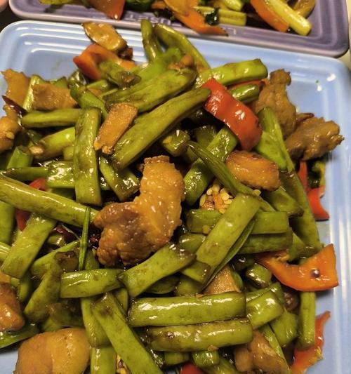 简单易学的芸豆角炒肉丝做法（教你如何做出美味的芸豆角炒肉丝，让你的家人大饱口福）-第1张图片-美味行家