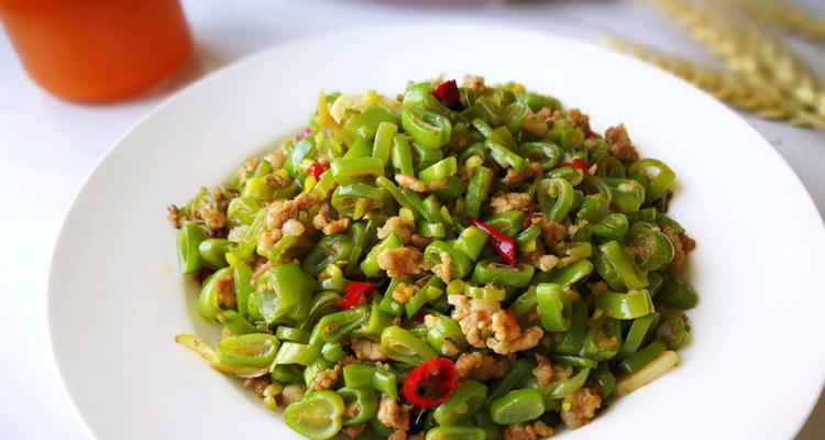 简单易学的芸豆角炒肉丝做法（教你如何做出美味的芸豆角炒肉丝，让你的家人大饱口福）-第3张图片-美味行家