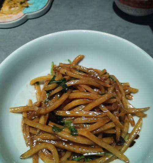 清爽土豆丝的制作方法（手把手教你轻松做出爽脆可口的土豆丝）-第2张图片-美味行家