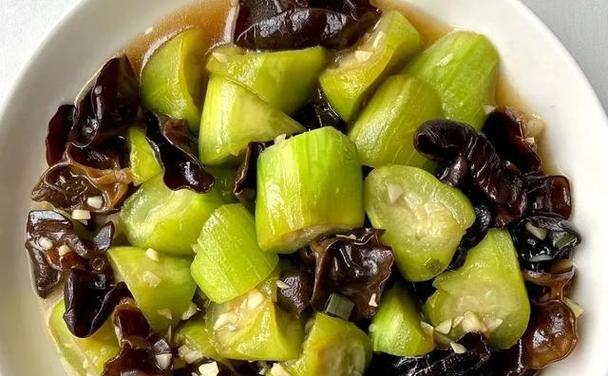 丝瓜炒茶干的做法（清爽健康的夏日美食）-第2张图片-美味行家