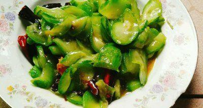 丝瓜炒茶干的做法（清爽健康的夏日美食）-第1张图片-美味行家