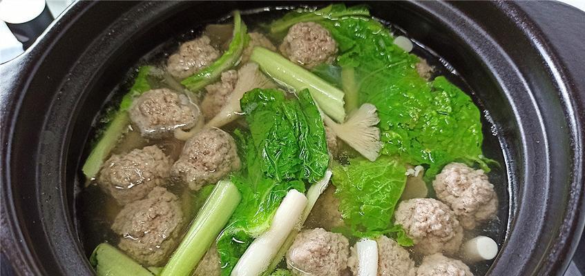 肉丸烩海鲜菇，味蕾的极致享受（一道富有浓郁海鲜香气的佳肴，品尝不同食材的结合之美）-第3张图片-美味行家
