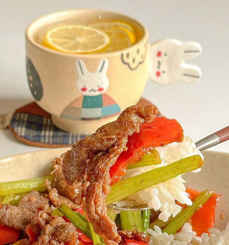 色香味俱佳的彩椒芹菜炒肉丝（教你如何做一道营养又美味的家常菜）-第2张图片-美味行家
