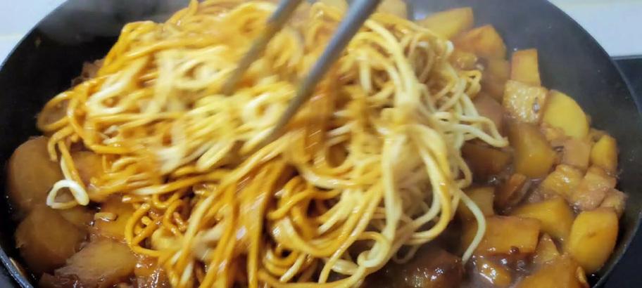 包菜焖土豆，营养又美味（家庭美食/菜谱/土豆美食）-第3张图片-美味行家