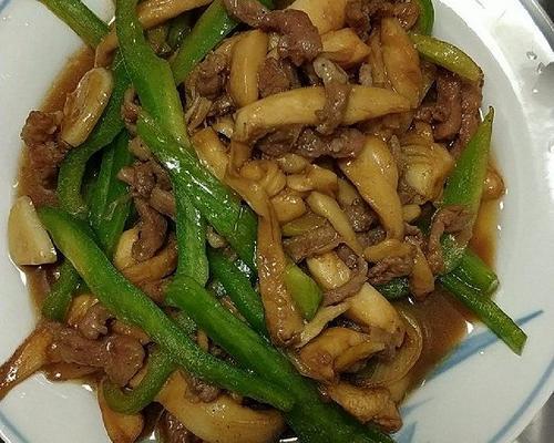 美味简单！青椒炒蘑菇的家常做法（一道简单又美味的家常菜，营养丰富，不加油烦恼）-第1张图片-美味行家