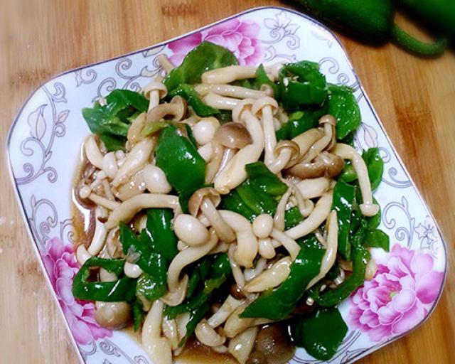 美味简单！青椒炒蘑菇的家常做法（一道简单又美味的家常菜，营养丰富，不加油烦恼）-第3张图片-美味行家