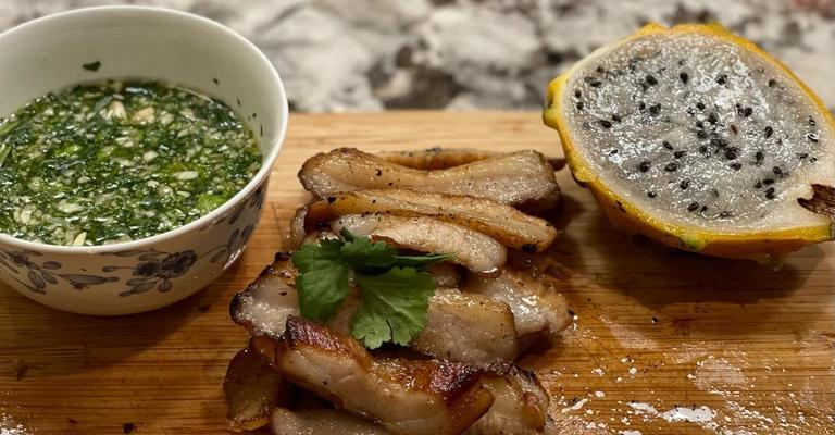 「香煎猪颈肉，香味四溢的美食享受」（教你如何做出一道绝佳的香煎猪颈肉佳肴）-第2张图片-美味行家