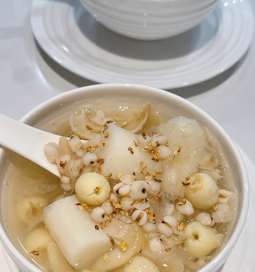 轻松做出美味水果银耳露（以新鲜水果和银耳为主材，营养健康，甜而不腻）-第2张图片-美味行家