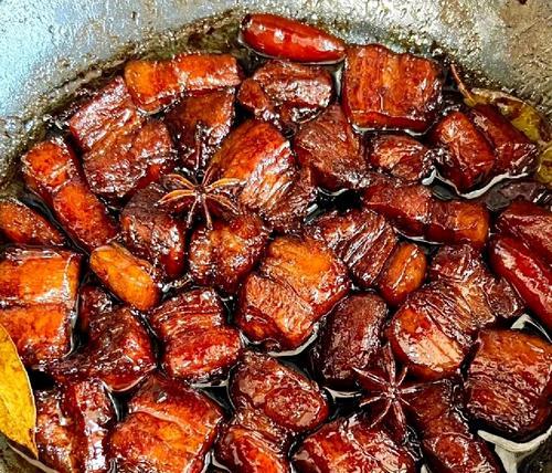 一口咬下，红烧肉的绝佳滋味（教你掌握超级好吃的红烧肉做法，尝尽美味生活）-第3张图片-美味行家