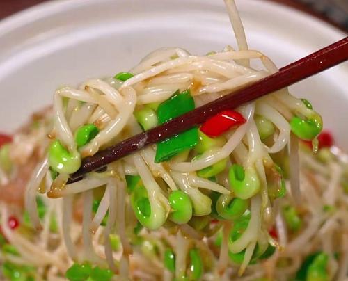 用猪油渣炒出的鲜美黄豆芽（传统家常菜做法，营养美味一起兼备）-第2张图片-美味行家