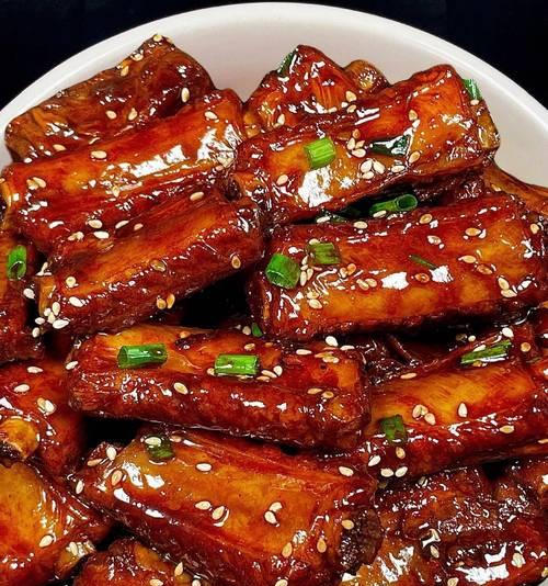 用油焖鲈鱼的家常美食（如何制作美味可口的油焖鲈鱼）-第3张图片-美味行家
