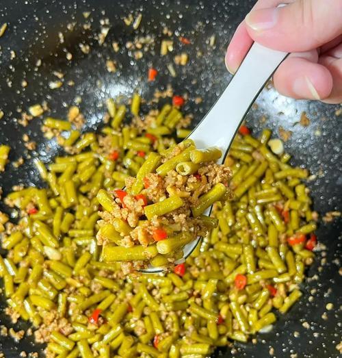 自制酸豆角炒肉末的做法（家庭厨房里的简易美食）-第3张图片-美味行家