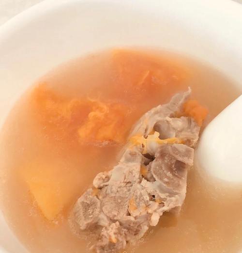 如何制作美味营养的水果排骨汤（健康食谱探究）-第1张图片-美味行家