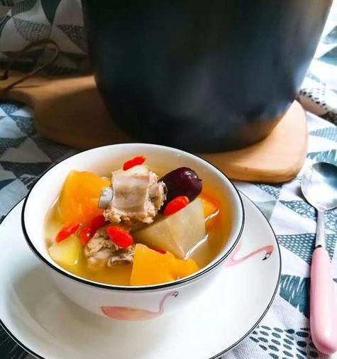 如何制作美味营养的水果排骨汤（健康食谱探究）-第3张图片-美味行家