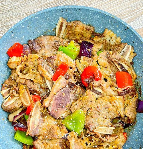 茶香牛仔骨的做法（用茶叶熏制的口感极佳的牛仔骨，香味浓郁，肉质鲜嫩）-第2张图片-美味行家