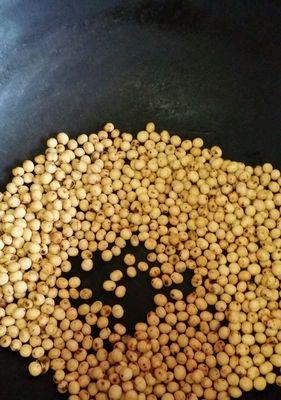 盐豆白菜炖粉丝的家常做法（健康营养又美味的一道汤菜，让你回味无穷）-第2张图片-美味行家