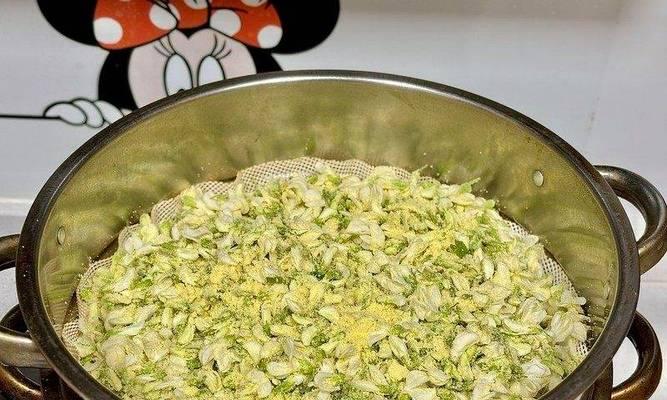 清香洋槐花团子的制作方法（教你制作传统美味洋槐花团子，让你感受清香四溢的味道）-第1张图片-美味行家