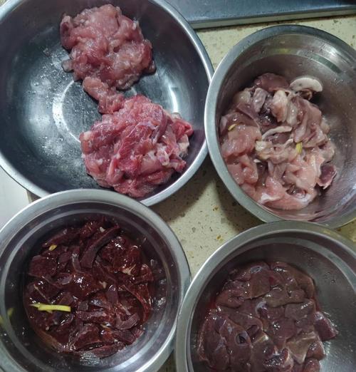 煮猪心的做法与口感（打造美味健康的佳肴/猪心的营养价值与选择技巧）-第2张图片-美味行家