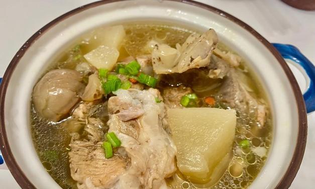 筒子骨玉米萝卜汤的营养与做法（让身体健康的美味佳肴，以筒子骨为主的汤类）-第3张图片-美味行家