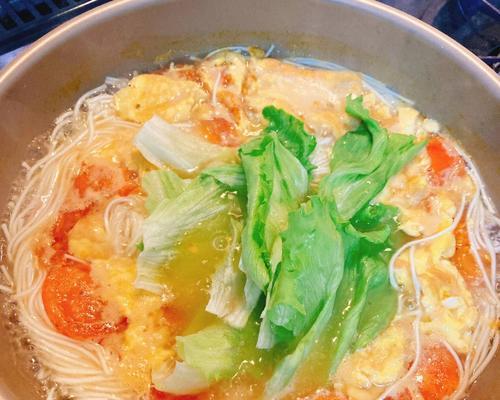 营养美味的以西红柿鸡蛋挂面做法（简单易学，家常美味，让你轻松变身大厨）-第2张图片-美味行家