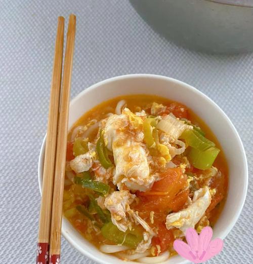 营养美味的以西红柿鸡蛋挂面做法（简单易学，家常美味，让你轻松变身大厨）-第3张图片-美味行家