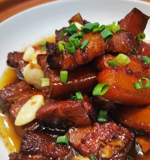 红烧肉的制作方法（享受美食的精髓——诱人的红烧肉）-第1张图片-美味行家