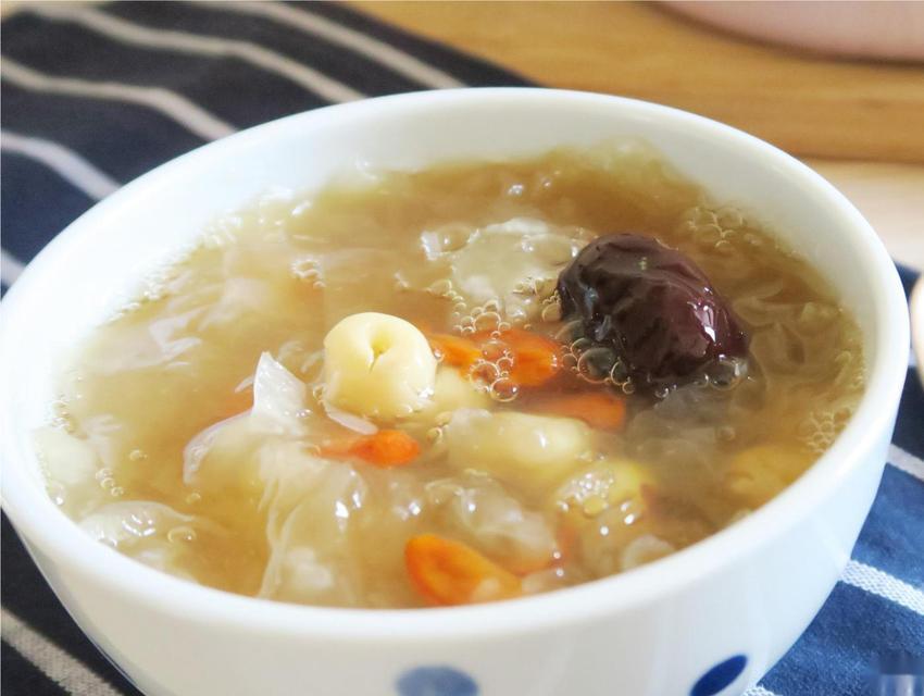 桃胶银耳莲子糖水，一杯养生甜汤（家中养生必备，营养又美味的桃胶银耳莲子糖水）-第2张图片-美味行家