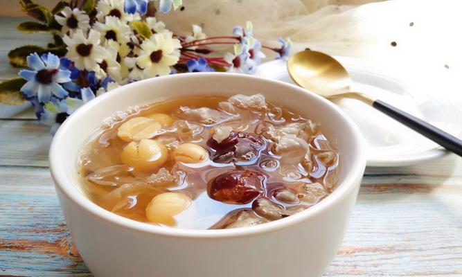 桃胶银耳莲子糖水，一杯养生甜汤（家中养生必备，营养又美味的桃胶银耳莲子糖水）-第1张图片-美味行家