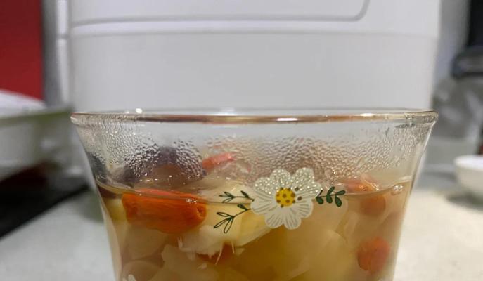 桃胶银耳莲子糖水，一杯养生甜汤（家中养生必备，营养又美味的桃胶银耳莲子糖水）-第3张图片-美味行家