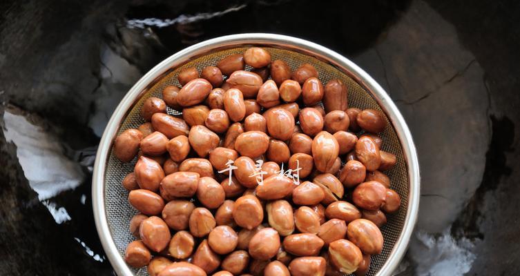 香脆可口的油炸花生仁制作方法（学会这些技巧，让你做出口感绝佳的花生仁）-第1张图片-美味行家