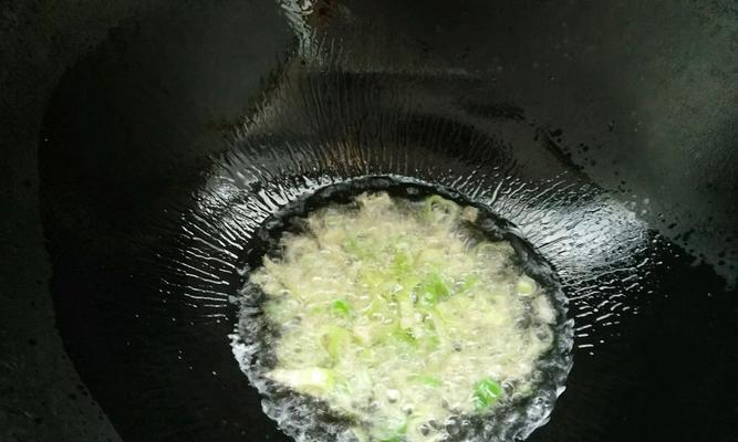 小红虾炒嫩方瓜的做法（家常菜谱，美味健康营养又便捷）-第3张图片-美味行家