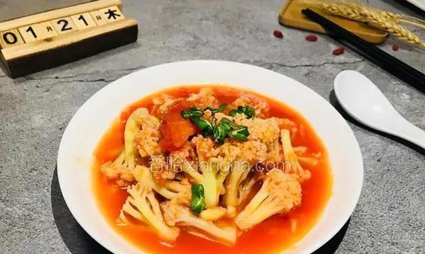 手把手教你做出美味可口的西红柿炒菜花（学习以西红柿为主料制作健康美食的关键技巧）-第2张图片-美味行家