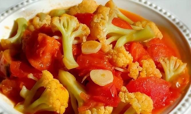 手把手教你做出美味可口的西红柿炒菜花（学习以西红柿为主料制作健康美食的关键技巧）-第3张图片-美味行家