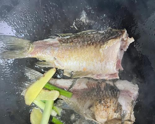 爽口美味肉片鲫鱼汤的制作方法（健康简易，做法详解）-第2张图片-美味行家