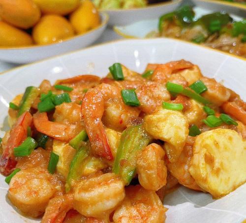 鲜虾仁烧豆腐的美味做法（家常美食，营养健康又美味）-第1张图片-美味行家