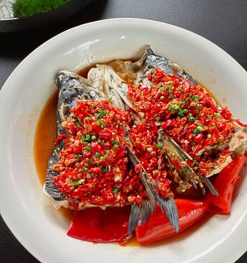 剁椒鱼头的烹饪技巧（香辣鲜香，唇齿留香的美食体验）-第1张图片-美味行家