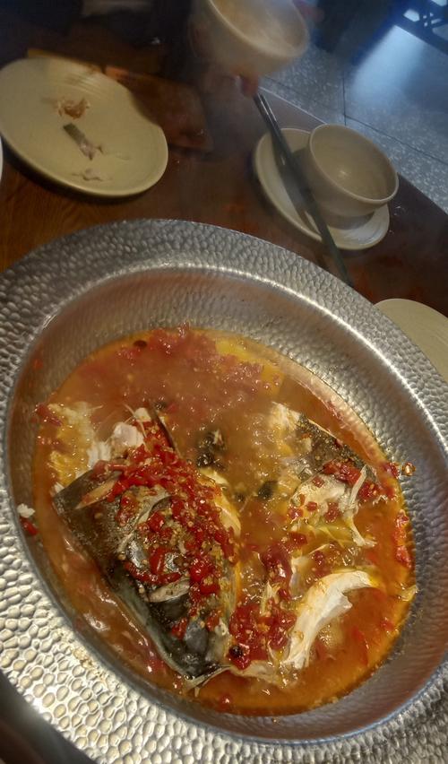 剁椒鱼头的烹饪技巧（香辣鲜香，唇齿留香的美食体验）-第3张图片-美味行家