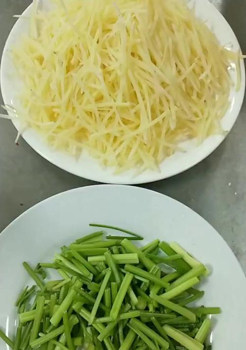 香辣土豆烧芹菜的做法（辣味爆棚、营养丰富的家常美食）-第1张图片-美味行家