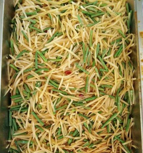 扁豆炒土豆丝，美味又健康（用扁豆增加营养，炒出土豆的不一样风味）-第2张图片-美味行家