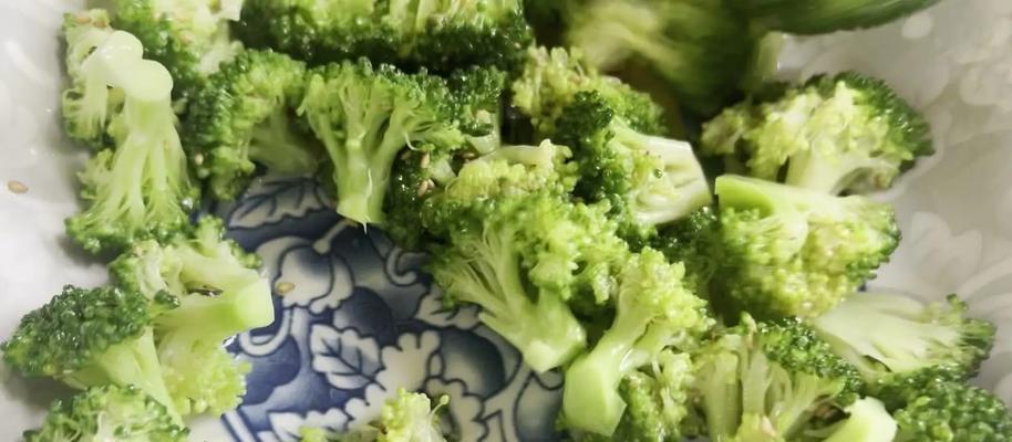教你做一道美味的以西兰花拼盘（多种食材搭配，营养丰富的口感享受）-第2张图片-美味行家
