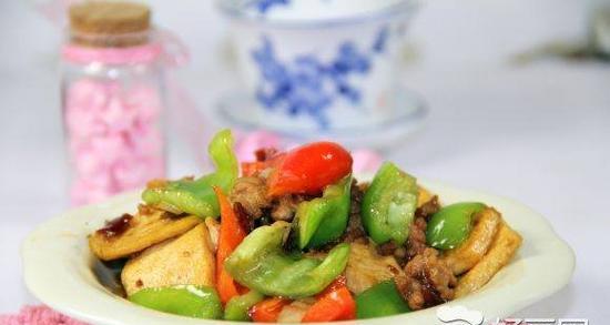 双椒脆豆腐的制作方法（爽口美味，快手下厨，脆嫩可口的双椒脆豆腐）-第2张图片-美味行家