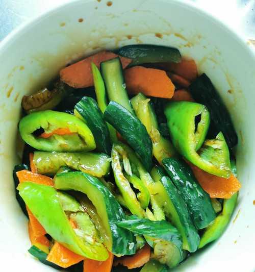 手把手教你做美味腌渍小黄瓜（香脆爽口的小黄瓜，你也可以自己做！）-第3张图片-美味行家