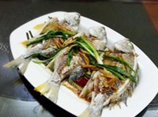清蒸棘鲷鱼的做法（鲜嫩美味的清蒸棘鲷鱼让你回味无穷）-第3张图片-美味行家