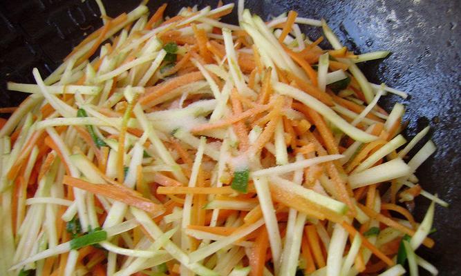 清新炒双丝的做法（用清新食材，轻松烹饪双丝菜）-第2张图片-美味行家