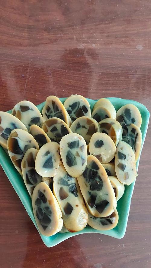 美味可口的松花蛋皮肠（用鸡蛋和猪肉制成，口感鲜美）-第1张图片-美味行家
