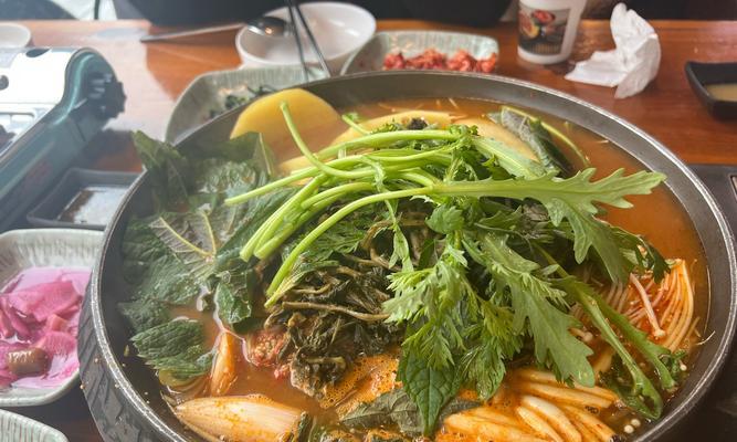猪脊骨炖土豆的营养美味（家庭厨房里的经典餐桌，营养健康的味蕾享受）-第2张图片-美味行家