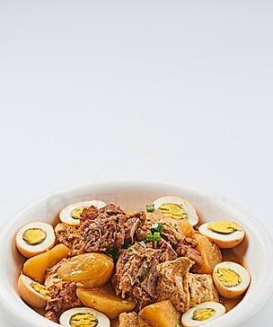 猪脊骨炖土豆的营养美味（家庭厨房里的经典餐桌，营养健康的味蕾享受）-第1张图片-美味行家