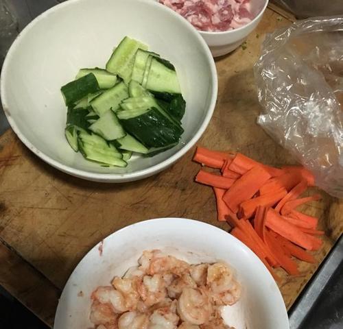 美味健康的虾仁独面筋料理（以面筋为主，搭配营养虾仁的烹饪方法）-第2张图片-美味行家